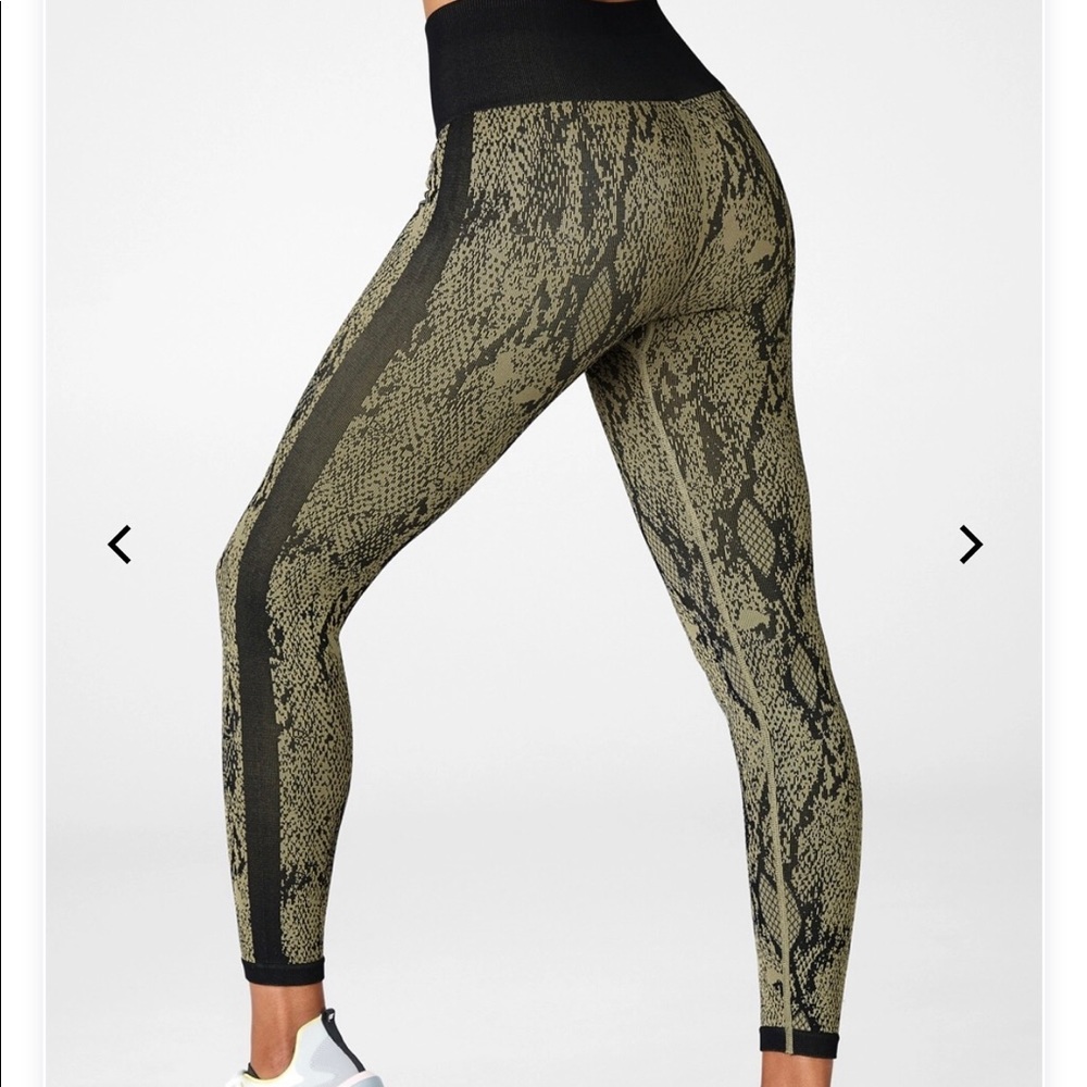 Fabletics High-Waisted Seamless Snakeskin 7/8